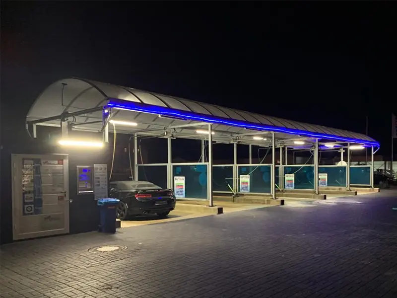 Nachts beleuchtete SB-Waschanlage mit LED-Beleuchtung und Waschplätzen