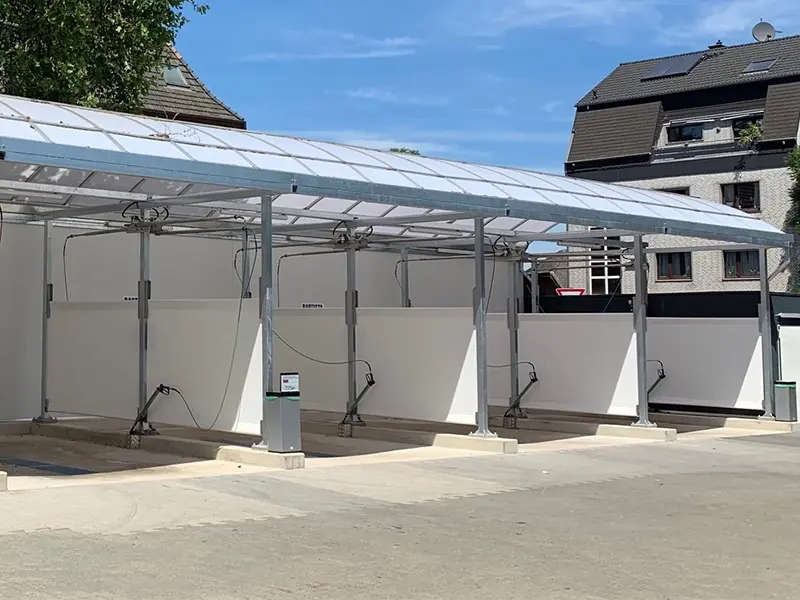 Moderne Baptista SB-Waschanlage mit Waschboxen auf Pflasterfläche