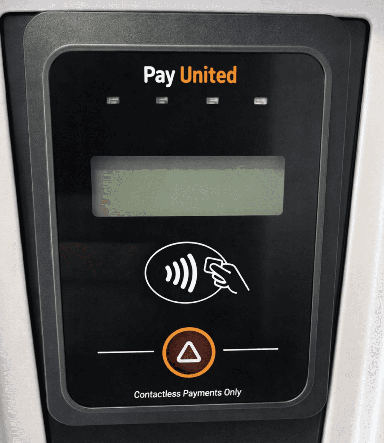 Kontaktloses Pay United Zahlungsterminal an einer SB-Waschanlage mit NFC-Symbol und Bedientaste.